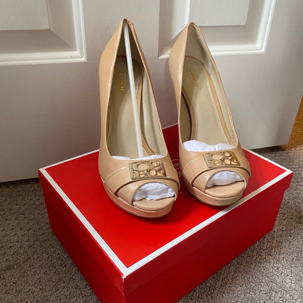 Coach tan heels used kept in box